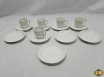 Jogo de 5 xícaras e 9 pires de café em porcelana francesa branca.