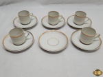 Jogo de 5 xícaras e 6 pires de café em porcelana Pozzani branca com friso ouro.