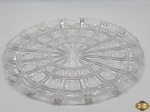 Prato de bolo em cristal ricamente lapidado. Medindo 30,5cm de diâmetro.