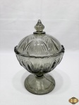 Compoteira tipo caipira em vidro fume ricamente moldado. Medindo 13,5cm de diâmetro x 12,5cm de altura. Com bicado na parte interna da tampa.