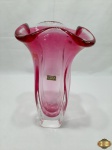Vaso floreira em grosso cristal rosa tcheco. Medindo 28,5cm de altura. Com um bicado na base conforme foto.