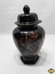 Potiche bojudo facetado em porcelana preta com pintura de pavões. Medindo 22,5cm de altura.
