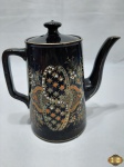Bule de café em cerâmica inglesa preta pintada a mão. Medindo 18,5cm de altura. Com alguns leves bicados.