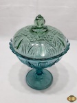 Compoteira tipo caipira em vidro ricamente moldado. Medindo 17cm de diâmetro x 15cm de altura. Com bicado na parte interna da tampa.