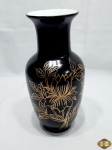 Vaso floreira bojudo em porcelana preta com ouro. Medindo 27,5cm de altura. Com leve fio de cabelo interno.