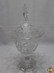 Compoteira em cristal ricamente lapidado com detalhes fosqueados. Medindo 23,5cm de altura sem tampa.