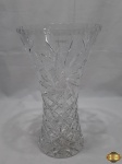 Vaso floreira tipo tulipa em cristal ricamente lapidado. Medindo 30cm de altura.