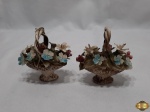 Par de cestos de flores em porcelana com policromia. Medindo 9cm de altura.
