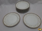 Jogo de 9 pratos rasos em porcelana Schmidt floral com friso ouro. Medindo 25,5cm de diâmetro.