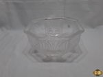 cachepot em cristal ricamente lapidado com detalhes fosqueados. Medindo 13cm de altura x 26cm de diâmetro.