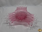 Fruteira, centro de mesa em cristal rosa ricamente moldado. Medindo 39cm de diâmetro.