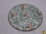 Prato de bolo em porcelana Mauá Trenzinho verde floral. Medindo 31,5cm de diâmetro.