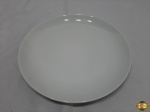 Prato de bolo, pudim em porcelana branca. Medindo 30,5cm de diâmetro.