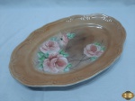 Travessa oval em porcelana com flores pintadas à mão. Medindo 38,5cm x 25cm.