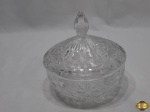 Compoteira em cristal ricamente trabalhado. Medindo 14cm de diâmetro x 6cm de altura sem tampa.