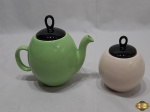 Bule e açucareiro em porcelana colorida. Medindo o bule 17cm de altura.