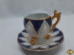 Xícara de chá dita caipira em porcelana com relevo e pintura azul com ouro.