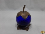 Açucareiro na forma de maçã com recipiente em vidro azul cobalto, base e tampa em prata 90 Aurea. Medindo 12cm de altura. Banho da prata com desgaste.
