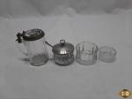 Lote composto de 3 saleiros individuais e 1 pequeno tankard em vidro moldado. Medindo o tankard 8cm de altura.