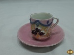 Xícara de café dita caipira em porcelana com relevos e policromia.