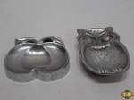 Lote de 2 petisqueiras em metal prateado, sendo uma na forma de maçã e uma na forma de coruja. Medindo a coruja 11,5cm x 8cm.