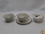 Lote de 2 xícaras de chá em porcelana KPM Alemã, sendo uma com pires, e 1 xícara em porcelana floral com friso ouro.
