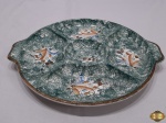 Petisqueia com 5 divisões em porcelana Mauá Trenzinho verde floral. Medindo 28,5cm de diâmetro x 3,5cm de altura.