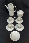 Jogo de Café 7 Peças em Porcelana Branca Renner Decorado com Friso Prata. Sendo:1 Bule Café sem Tampa 16,5 cm Altura x 7,5 diametro,1 açucareiro 5,5 cm Altura x 9,5 diametro,5 Pires 10 cm Diametro,4 xicaras de chá  5,5 cm Altura x 4,5 diametro.