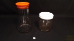 2 potes para mantimentos em vidro.Medidas: 22cm de altura maior, 14cm de altura menor