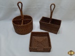 Lote de porta guardanapo, porta galheta e porta talher em ratam. Medindo o porta talher redondo 12,5cm de altura sem alça.