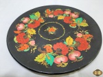Prato decorativo medalhão em madeira russa pintada. Medindo 30cm de diâmetro.