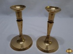 Par de castiçal em metal dourado com coluna torneada. Medindo 18,5cm de altura. Uma delas esta com o parafuso frouxo.