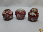 Lote de 2 vasos e 1 potiche em porcelana oriental. Medindo o potiche 7cm de altura.