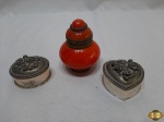 Lote de 3 caixas decorativas, sendo 2 em metal prateado com interior em veludo e uma em pedra. Medindo a bojuda de pedra 8,5cm de altura.