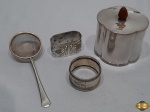Lote composto de açucareiro, coador de chá de mesa e 2 argolas de guardanapos em prata 90. Medindo o açucareiro (necessita de solda na tampa) 10,5cm de altura.