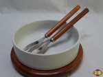 Saladeira em porcelana com par de talheres e suporte em madeira. Medindo 19,5cm de diâmetro x 6,5cm de altura.