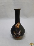Pequeno vaso floreira em porcelana alemã Royal Bavaria preta, floral com ouro. Medindo 15,5cm de altura.