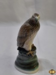Escultura de águia em porcelana com policromia. Medindo 14cm de altura. Com um fio de cabelo na base.