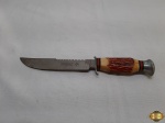 Faca de caça em aço Mundial e punho em resina tipo chifre. Medindo 26cm de comprimento total.
