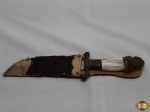 Faca gaúcha em aço inox Tramontina com punho perolado e bainha em couro de vaca. Medindo 27cm de comprimento total. A bainha necessita de reparos.