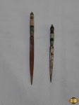 2 punhais abre cartas em aço carbono com pega em resina colorida. Medindo a maior 14cm de comprimento.