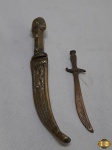 Lote de 2 abre cartas, sendo um na forma de espada e um na forma de punhal com bainha, ambos em bronze. Medindo o maior 16,5cm de comprimento.