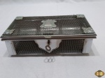 Caixa retangular em metal prateado vazado, com 2 divisões internas. Medindo 20,5cm x 11,5cm x 6,5cm de altura. Acompanha chave, necessita de revisão. Dobradiça adaptada.