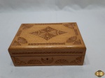 Caixa retangular em madeira entalhada. Medindo 20cm x 13,5cm x 7cm de altura. Com tranca, porém não acompanha a chave.