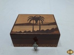 Pequena caixa retangular em madeira marchetada, com chave. Medindo 11cm x 9cm x 5cm de altura. A chave necessita de reparo.