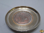 Salva redonda com pé em prata 90 Francesa fundo com relevo da pintura Lancret Le Moulinet em cobre. Medindo 22,5cm de diâmetro x 3,5cm de altura, banho com desgaste.