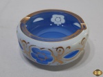 Cinzeiro em cristal double com ouro. Medindo 10,5cm de diâmetro x 4,5cm de altura, com falhas na douração.