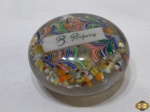 Peso de papel em vidro com desenhos coloridos interno e gravado "B. Pinheiro" Medindo 9cm de diâmetro x 5,5cm de altura.