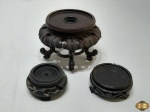 Lote de 3 peanhas em madeira entalhada. Medindo a maior 7cm de diâmetro interno.