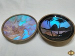 Lote de 2 pratos decorativos em metal decorado com asas de borboleta. Medindo 12,5cm de diâmetro.